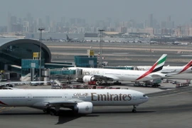 Máy bay của Hãng hàng không Emirate Airlines tại sân bay quốc tế Dubai. (Nguồn: AFP/TTXVN) 