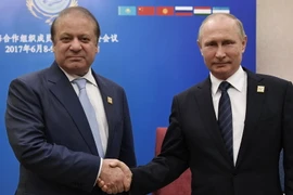 Tổng thống Nga Putin (phải) và Thủ tướng Pakistan Nawaz Sharif trong cuộc gặp tại Astana. (Nguồn: EPA/TTXVN) 