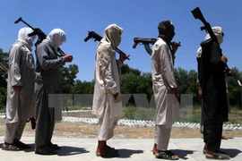 Các tay súng Taliban tại lễ giao nộp vũ khí đầu hàng Chính phủ ở Jalalabad, Afghanistan ngày 22/6. (Nguồn: EPA/TTXVN)