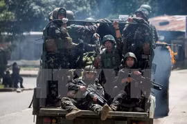 Binh sỹ Philippines tuần tra trên một tuyến phố ở Marawi, ngày 10/6. (Nguồn: AFP/TTXVN)