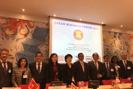 Các diễn giả và các Đại sứ ASEAN chụp ảnh chung. (Nguồn: Vietnam+)