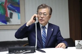 Ông Moon Jae-In nhận báo cáo qua điện thoại từ Chủ tịch Hội đồng tham mưu trưởng liên quân Hàn Quốc, Tướng Lee Sun-jin tại Seoul ngày 10/5. (Nguồn: Yonhap/TTXVN)