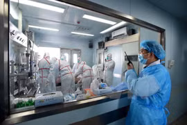 Bệnh nhân nhiễm virus H7N9 được điều trị tại một bệnh viện ở Vũ Hán, Hồ Bắc (Trung Quốc) ngày 12/2. (Nguồn: AFP/TTXVN) 