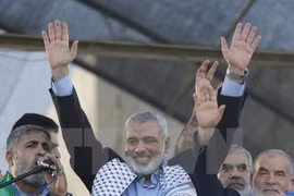 Lãnh đạo phong trào Hồi giáo Hamas Ismail Haniya (giữa) trong cuộc tuần hành của người dân Palestin ở thành phố Gaza ngày 27/8. (Nguồn: AFP/TTXVN)