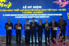 Đại sứ Trương Mạnh Sơn và Thứ trưởng Ngoại giao Séc Kaucky trao kỷ niệm chương. (Ảnh: Quang Vinh/Vietnam+)
