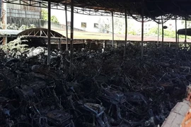 Hơn 100 xe gắn máy trong kho chứa xe vi phạm thuộc Công an thành phố Biên Hòa bị lửa thiêu rụi. (Ảnh: Sỹ Tuyên/TTXVN)