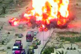 Xe tăng quân đội nghiền nát xe bom, hơn 50 người thoát chết