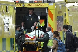 Chuyển nạn nhân vụ tấn công bên ngoài tòa nhà Quốc hội Anh tới bệnh viện điều trị ngày 22/3. (Nguồn: AFP/TTXVN)