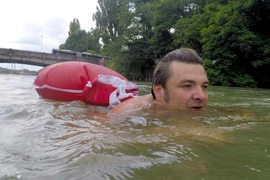 Ngán ngẩm cảnh tắc đường, người đàn ông bơi 2km mỗi ngày để đi làm