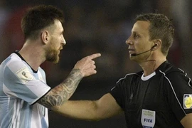 Messi được cho là đã có những lời lẽ xúc phạm vị trợ lý trọng tài Emerson Augusto . (Nguồn: AFP)