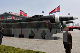 Các tên lửa của Triều Tiên được giới thiệu trong lễ duyệt binh kỷ niệm 105 năm ngày sinh cố Chủ tịch Kim Nhật Thành ở thủ đô Bình Nhưỡng ngày 15/4. (Nguồn: EPA/TTXVN)