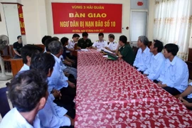 Vùng 3 Hải quân bàn giao các ngư dân gặp nạn cho chính quyền địa phương tại Đà Nẵng. (Ảnh: Trần Lê Lâm/Vietnam+)