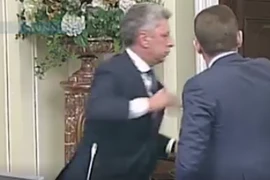 [Video] Hai chính trị gia Ukraine đấm nhau ngay trong phiên họp
