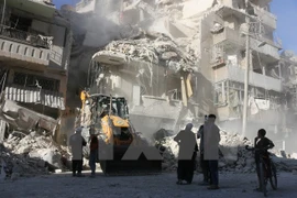 Cảnh đổ nát sau cuộc không kích tại khu vực Tariq a-Bab, Aleppo ngày 24/9. (Nguồn: AFP/TTXVN)