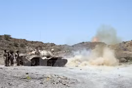 Lực lượng ủng hộ Chính phủ Yemen trong cuộc giao tranh với lực lượng Houthi tại Sharija, khu vực giáp ranh giữa tỉnh Taez và Lahj. (Nguồn: AFP/TTXVN)