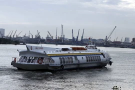 Tàu cánh ngầm ra khơi. (Ảnh: Hoàng Hải/TTXVN)