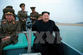 Nhà lãnh đạo Kim Jong-Un (phải) trong chuyến thị sát một đơn vị pháo binh đóng trên đảo Mahap. (Nguồn: YONHAP/TTXVN)
