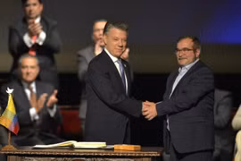 Tổng thống Colombia Juan Manuel Santos (trái) và thủ lĩnh tối cao FARC Timoleon Jimenez. (Nguồn: AFP/TTXVN)
