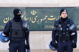 Cảnh sát Thổ Nhĩ Kỳ đứng gác bên ngoài Đại sứ quán Iran tại Ankara. (Nguồn: Getty)