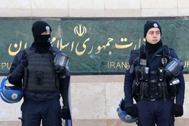 Cảnh sát Thổ Nhĩ Kỳ đứng gác bên ngoài Đại sứ quán Iran tại Ankara. (Nguồn: Getty)