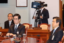 Thủ tướng Hwang Kyo-ahn (phải) tại phiên họp nội các khẩn ở Seoul ngày 9/12. (Nguồn: EPA/TTXVN)