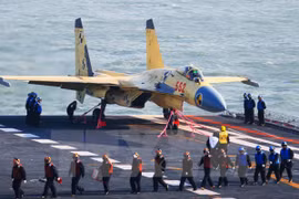 Chiến đấu cơ J-15 trên tàu sân bay Liêu Ninh của Hải quân Trung Quốc. (Ảnh: AFP/TTXVN)