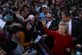 Ứng cử viên đảng Dân chủ Hillary Clinton trong cuộc vận động tranh cử tại Đại học Pittsburgh ở thành phố Pittsburgh thuộc bang Pennsylvania ngày 7/11. (Nguồn: AFP/TTXVN)