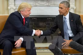 Tổng thống Barack Obama (phải) và Tổng thống mới đắc cử Donald Trump (trái) trong cuộc gặp tại Nhà Trắng ngày 10/11. (Nguồn: EPA/TTXVN)