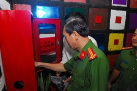 Đoàn kiểm tra dịch vụ kinh doanh karaoke Nice ở số 340 đường Nguyễn Thị Minh Khai, Phường 5, Quận 3 phát hiện còn một số vi phạm về phòng cháy, chữa cháy. (Ảnh: Mạnh Linh/TTXVN)