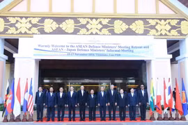 Các đại biểu tham dự cuộc họp chụp ảnh lưu niệm chung. (Ảnh: Phạm Kiên/Vietnam+)