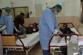 Điều trị cho các học viên bị thương trong vụ tấn công của các tay súng vào Trường Cao đẳng cảnh sát Balochistan tại bệnh viện ở Quetta ngày 24/10. (Nguồn: EPA/TTXVN)
