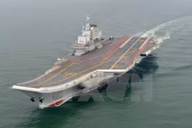 Tàu sân bay Liêu Ninh trong chuyến vận hành thử trên biển. (Nguồn: THX/TTXVN)