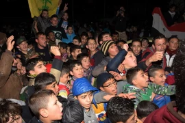Người dân Syria vui mừng sau khi quận Mogambo của thành phố Aleppo được giải phóng ngày 12/12. (Nguồn: AFP/TTXVN)
