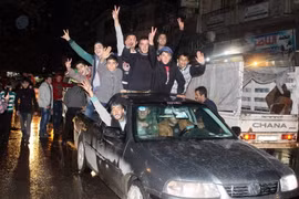 Người dân Syria vui mừng sau khi thành phố Aleppo được giải phóng ngày 12/12. (Nguồn: EPA/TTXVN)