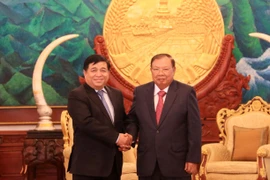 Tổng Bí thư, Chủ tịch nước Lào Bounnhang Volachith (phải) và Bộ trưởng Bộ Kế hoạch và Đầu tư Việt Nam Nguyễn Trí Dũng. (Ảnh: Phạm Kiên/Vietnam+) 