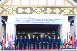 Các đại biểu tham dự cuộc họp chụp ảnh lưu niệm chung. (Ảnh: Phạm Kiên/Vietnam+)