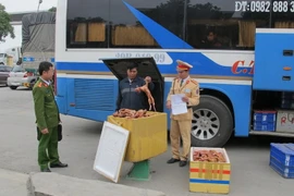 Lực lượng chức năng thu giữ số thịt mèo vận chuyển trái phép. (Ảnh: Ninh Đức Phương/TTXVN)