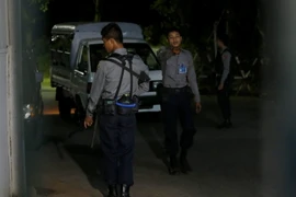 Cảnh sát Myanmar phong tỏa hiện trường vụ nổ tại tòa nhà chính quyền ở Yangon tối 25/11. (Nguồn: EPA/TTXVN)