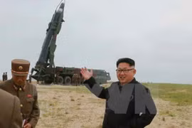 Nhà lãnh đạo Triều Tiên Kim Jong-un thị sát một vụ phóng thử tên lửa tầm trung Musudan tại thành phố Wonsan ở bờ biển phía đông Triều Tiên. (Ảnh: Yonhap/TTXVN)