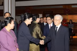Các đồng chí lãnh đạo Đảng, Nhà nước Lào tiễn Tổng Bí thư Nguyễn Phú Trọng .(Ảnh : Trí Dũng/TTXVN)