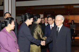 Các đồng chí lãnh đạo Đảng, Nhà nước Lào tiễn Tổng Bí thư Nguyễn Phú Trọng .(Ảnh : Trí Dũng/TTXVN)