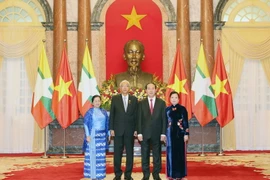 Chủ tịch nước Trần Đại Quang và Phu nhân chụp ảnh chung với Tổng thống Htin Kyaw và Phu nhân tại lễ đón. (Ảnh: Nhan Sáng-/TTXVN)