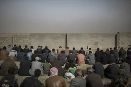 Người dân Iraq chạy khỏi các khu vực IS kiểm soát gần Qayara, phía nam Mosul ngày 1/11. (Nguồn: AP/TTXVN)