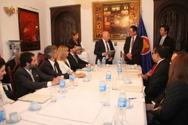 Đại sứ Nguyễn Đình Thao và Thị trưởng Madryn Ricardo Sastre tại buổi làm việc. (Ảnh: Diệu Hương/Vietnam+)