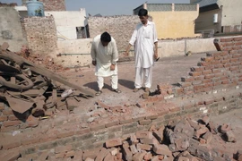 Một ngôi nhà bị hư hại sau vụ đấu súng tại ngôi làng ở vùng biên giới Chaprar ngày 24/10. (Nguồn: AFP/TTXVN)