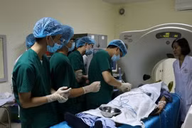 Y, bác sỹ Bệnh viện Đa khoa tỉnh Bắc Ninh thực hiện kỹ thuật đốt sóng cao tần trong điều trị ung thư gan cho một bệnh nhân. (Ảnh: Thanh Thương/TTXVN)