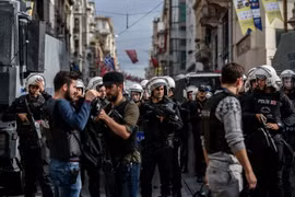 Cảnh sát chống bạo động phong tỏa Đại lộ Istiklal ở Istanbul ngày 26/10. (Nguồn: AFP/TTXVN)