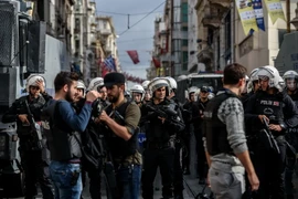 Cảnh sát chống bạo động phong tỏa Đại lộ Istiklal ở Istanbul ngày 26/10. (Nguồn: AFP/TTXVN)