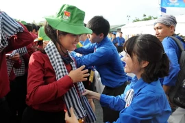 Thanh niên Thành phố Hồ Chí Minh tặng lưu niệm cho các đại biểu Thanh niên Đông Nam Á và Nhật Bản trong Lễ đón. (Ảnh: An Hiếu/TTXVN)