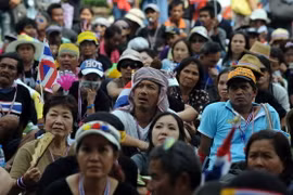 Người biểu tình Thái leo vào tòa nhà chính phủ để lật bà Yingluck